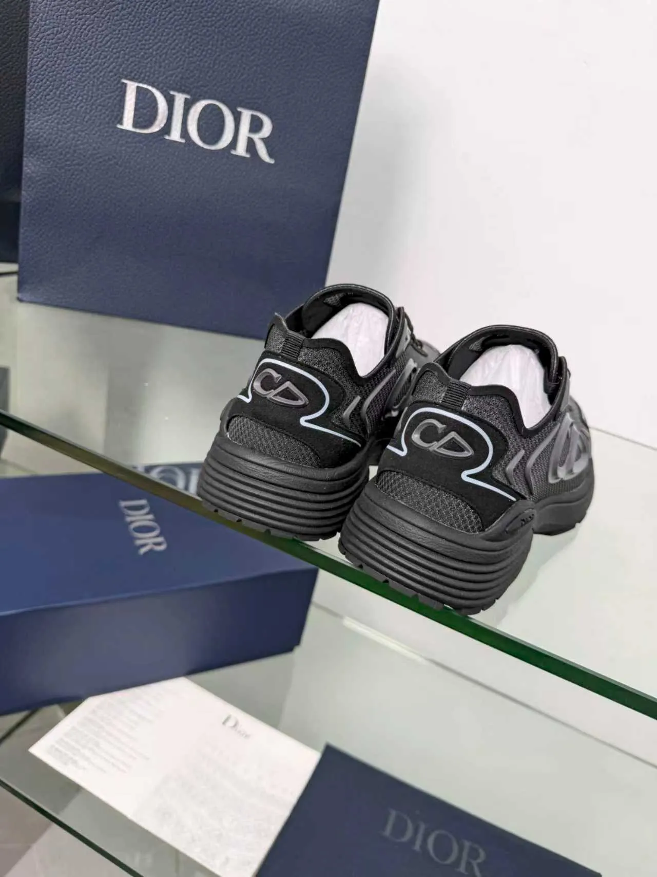 Men's men's shoes P560! DIOR#B30 COUNTDOWN TECH shoes 1. Inspired by lighter running shoes this season 2. Made of multi-layer transparent nylon upper, full of futuristic feel 3. CD30 rubber logo on the tongue/heel to highlight the brand style 4. Equipped with ultra-light foam midsole for the ultimate comfortable wearing experience 5. The entire series uses WELDED (seamless bonding) technology to ensure durability and lightness 6. Full-size dopamine color matching, perfect choice for couples shoes😜